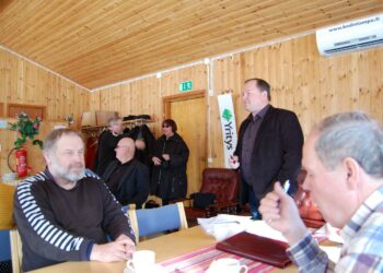 Risto Kalliorinne oli jo aloittanut alustuksensa, kun kansanedustajakollega Eila Tiainen saapui paikalle.