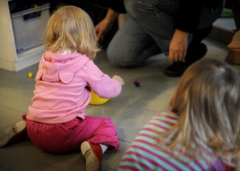 Niin hallitus- kuin oppositiopuolueiden puhujat halusivat kehittää perhepolitiikkaa ja sovittaa yhteen työ- ja perhe-elämää.