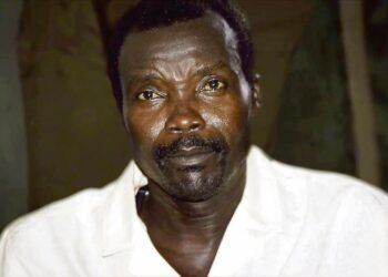 Joseph Konyn (kuvassa) johtama Herran vastarinta-armeija LRA terrorisoi Ugandan pohjoisosien siviilejä vuodesta 1987 vuoteen 2006 jatkuneen sodan aikana. Kapinallisliike lähti Ugandasta vuonna 2006 ja on sen jälkeen piileskellyt Kongon ja Keski-Afrikan tasavallan sademetsissä.