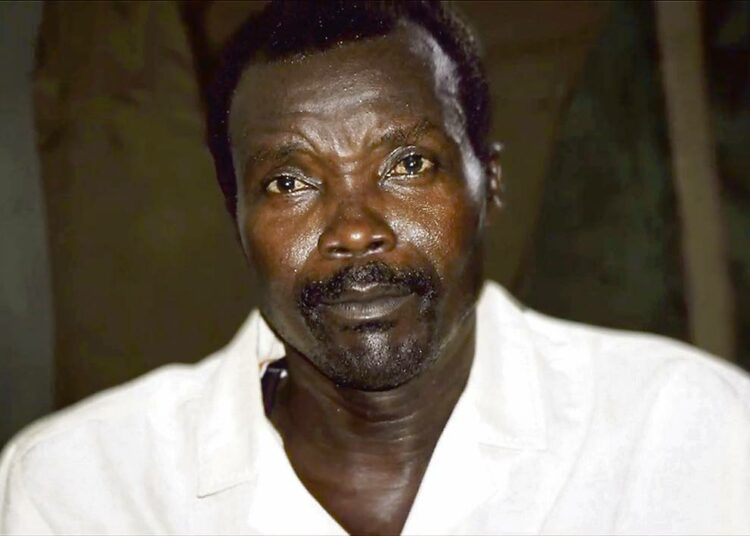 Joseph Konyn (kuvassa) johtama Herran vastarinta-armeija LRA terrorisoi Ugandan pohjoisosien siviilejä vuodesta 1987 vuoteen 2006 jatkuneen sodan aikana. Kapinallisliike lähti Ugandasta vuonna 2006 ja on sen jälkeen piileskellyt Kongon ja Keski-Afrikan tasavallan sademetsissä.