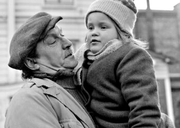 Solveig kertoo köyhyyteen ja sotaan hajoavasta lapsuudenkodistaan 1930-luvun lopun Helsingissä. Kuvassa Henake Schubak ja Inka Kuoppamäki.