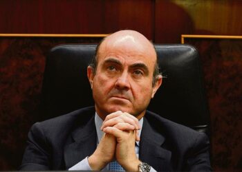 Espanjan talousministeri Luis de Guindos ei varmaan panisi pahakseen, vaikka apua tulisi eurokumppaneiden lisäksi ylhäältäkin.
