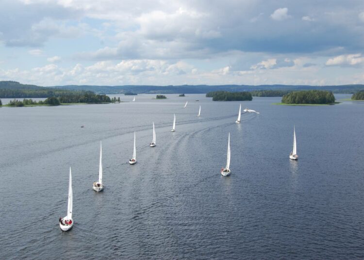 Päijännepurjehduksella on tänä vuonna 40. juhlakilpailu. Kuva vuoden 2008 kisasta Kärkistensalmen kohdalta.