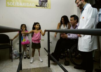 Ecuadorissa on nyt alettu valmistaa proteeseja Manuela Espejo -ohjelman puitteissa. Pyörätuolissa istuva Lenin Moreno seuraa, kun tytöt opettelevat kävelemään.