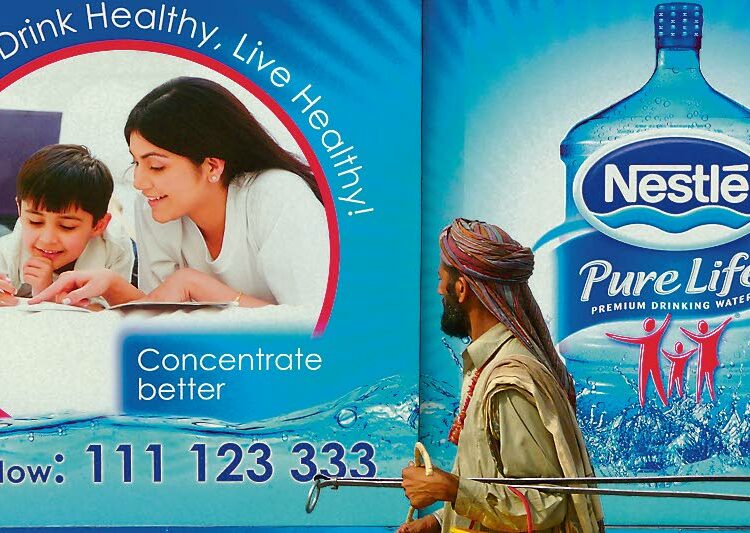 Sveitsiläinen Nestlé tekee tavallisella vedellä miljardien liikevoiton kaikessa hiljaisuudessa. Kuvassa Nestlen yhtiön tuotteiden mainontaa Pakistanissa.