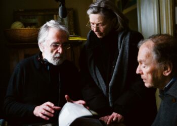 Michael Haneke antamassa ohjeita pääosien Emmanuelle Rivalle ja Jean-Louis Trintignantille.