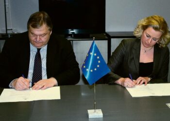 Kreikan valtiovarainministeri Evangelos Venizelos ja Suomen valtiovarainministeri Jutta Urpilainen allekirjoittavat sopimuksen Kreikan vakuuksista Brysselissä 20.2.2012.