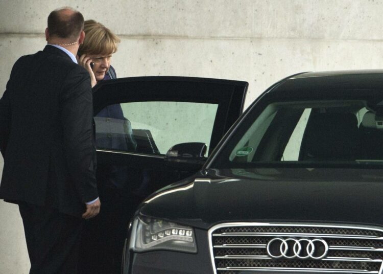 Liittokansleri Angela Merkel puhumassa matkapuhelimeensa toissa viikolla.