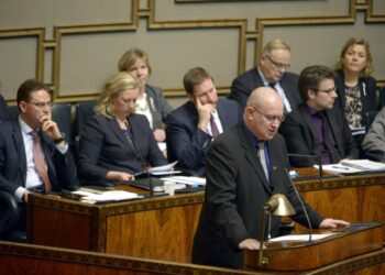 Perussuomalaisten ryhmän puheenjohtaja Jari Lindström pärjäsi ihan kohtuullisesti nopeatahtisessa väittelyssä.