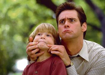 Valehtelemalla ammattikuntansa eliittiin kohonnut asianajaja erehtyy valehtelemaan myös pienelle pojalleen. Kuvassa Jim Carrey (oik.) ja Justin Cooper.
