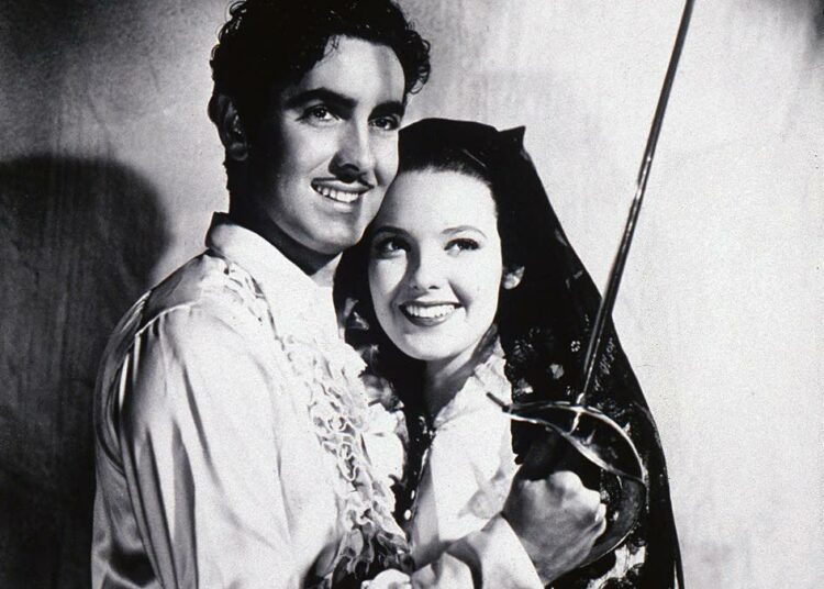 Klassisessa seikkailuelokuvassa aatelismies teeskentelee laiskuria kamppail-lakseen salaa Zorrona tyrannia vastaan. Kuvassa Tyrone Power ja Linda Darnell.