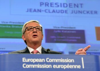 Eurooppalaiset ammattiliitot vaativat komission tulevaa puheenjohtajaa Jean-Claude Junckeria puuttumaan yritysten yliedustukseen muun muassa verolainsäädäntöä valmistelevissa asiantuntijaryhmissä.