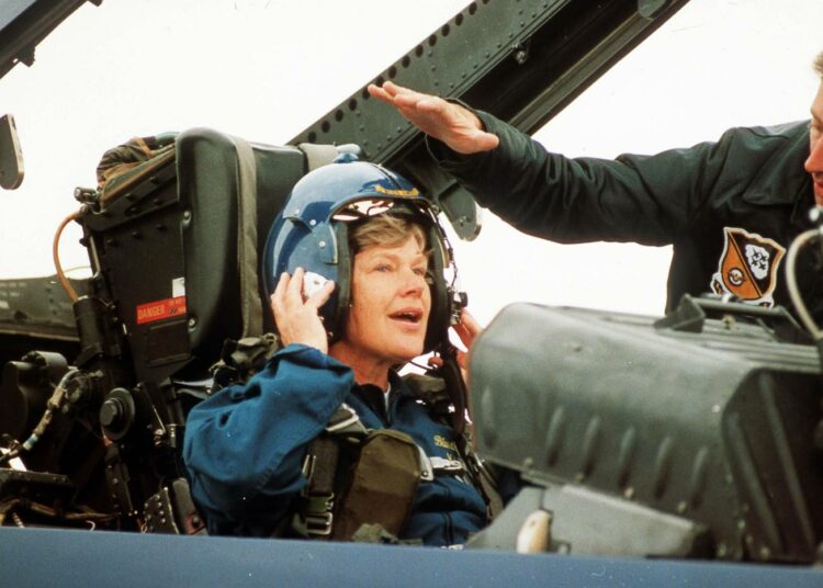 Elisabeth Rehn Turussa testaamassa Blue Angelsin F/A 18 Hornet -hävittäjää 31.8.1992. Samana syksynä eduskunnalle lupailtiin mittavia vastakauppoja, mutta vastakauppavelvoite nosti koneiden hintaa ja niiden vaikutukset vientiin ja työllisyyteen todettiin myöhemmin vaatimattomiksi.
