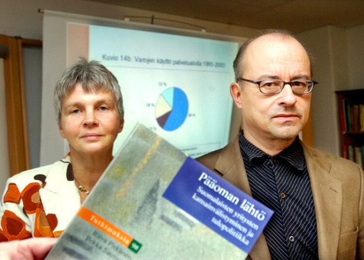 Ritva Pitkänen tutki yhdessä Pekka Sauramon kanssa pääoman lähtöä Suomesta. Tutkimus ilmestyi tammikuussa 2006.