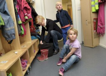 Hanna Kemppainen sekä lapset Samuel ja Olivia päiväkoti  Axelissa 3. kesäkuuta. Hallitus esittää suuria muutoksia lasten päivähoitoon.