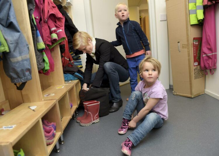 Hanna Kemppainen sekä lapset Samuel ja Olivia päiväkoti  Axelissa 3. kesäkuuta. Hallitus esittää suuria muutoksia lasten päivähoitoon.