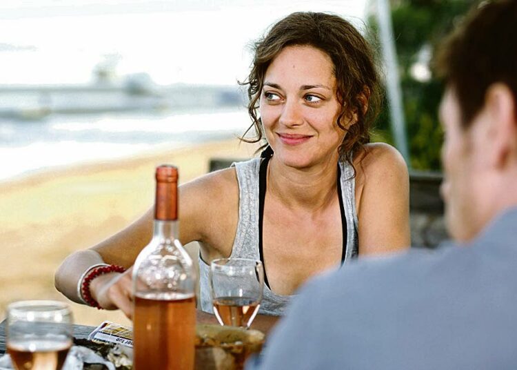 Pieniä valkoisia valheita on komedia pariisilaisista ystävistä, jotka matkustavat joka kesä rantalomalle vuokraamaansa huvilaan. Kuvassa Marion Cotillard.
