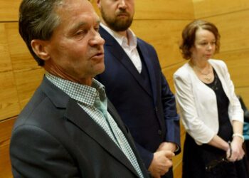 Vasemmistoliiton Kari Uotila (vas.), vihreiden Touko Aalto ja SDP:n Pia Viitanen esittelivät puolueidensa yhteisen vastalauseen lisätalousarvioon kesäkuun 29. päivä.