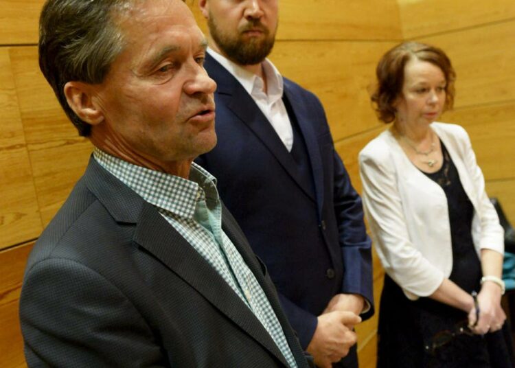 Vasemmistoliiton Kari Uotila (vas.), vihreiden Touko Aalto ja SDP:n Pia Viitanen esittelivät puolueidensa yhteisen vastalauseen lisätalousarvioon kesäkuun 29. päivä.