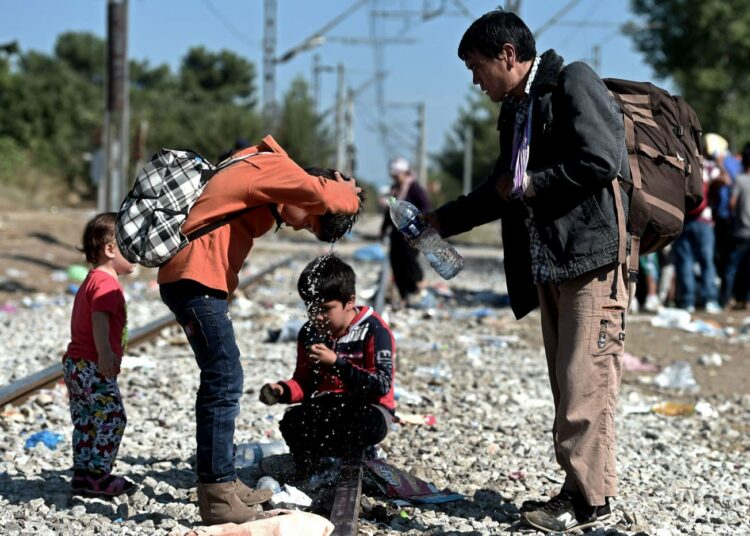 Pakolaisten ja turvapaikanhakijoiden määrä Euroopassa ja maailmassa ei vähene. Eurooppa ottaa vastaan vain pienen joukon sotia ja levottomuuksia pakenevista ihmisistä. Pakolaisperhe Kreikan ja Makedonian rajalla.