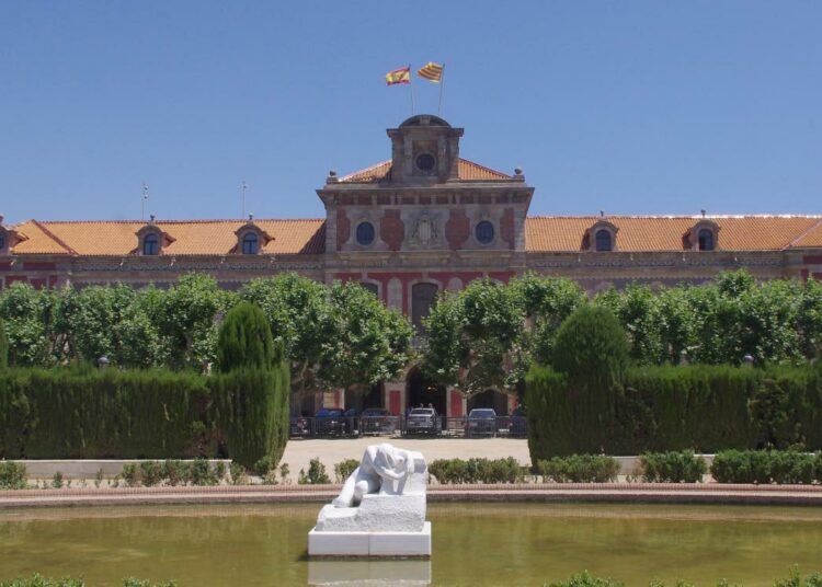 Katalonian alueparlamentin katolla liehuu vielä kaksi lippua, Espanjan ja Katalonian.