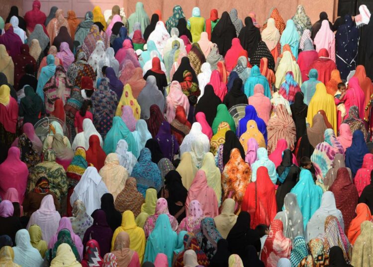 Pakistanilaisnaisia moskeijassa Lahoressa syyskuussa.