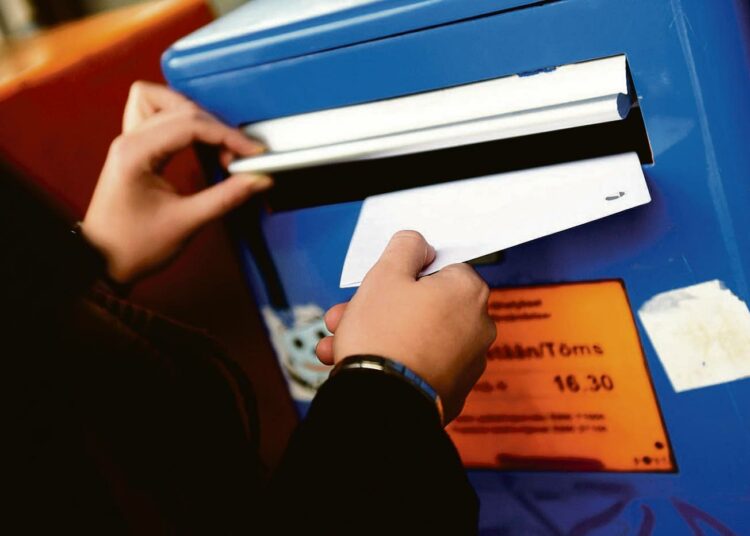 Digitalisoituminen iskee rajusti Postiin, mutta muutkaan palveluiden työpaikat eivät ole turvassa.