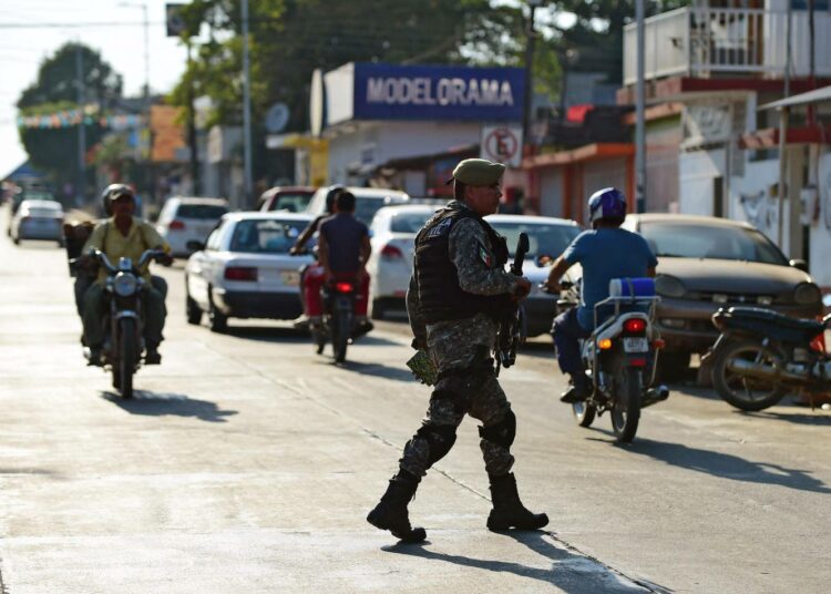 Poliisi partioimassa Tierra Blancassa Veracruzin osavaltiossa Meksikossa.