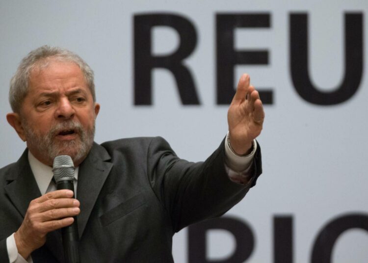 Luiz Inácio Lula da Silva puhumassa työväenpuolueen kokouksessa viime lokakuussa.