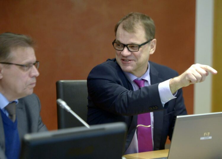 Pääministeri Juha Sipilä selvitti maan hallituksen kantoja SAK:n hallituksen kokouksen aluksi. SAK:n jäsenistä 40 prosenttia on ulkona sopimuksesta.