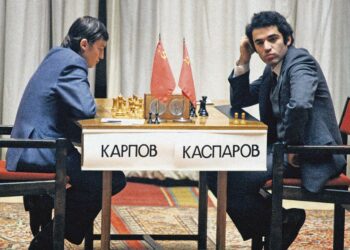 Anatoli Karpovin ja Garri Kasparovin 25 vuotta kestänyt taistelu shakin mestaruudesta osuu yhteen Neuvostoliiton yhteiskunnallisen muutoksen ja vallan murentumisen kanssa.
