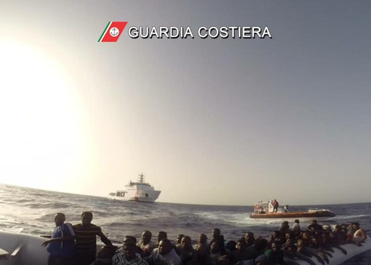 Italian rannikkovartioston välittämä kuva pelastusoperaatiosta Välimerellä kesäkuussa.