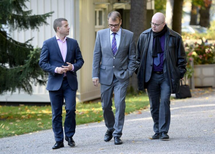 Valtiovarainministeri Petteri Orpo, pääministeri Juha Sipilä ja oikeus- ja työministeri Jari Lindström selvittivät aamulla työttömyysturvan uudistamiseen liittyviä neuvotteluja.