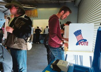 Kalifornialaiset äänestivät presidentinvaaleissa Hillary Clintonia ja hyväksyivät kansanäänestyksessä lakialoitteen, joka laillistaa kannabiksen käytön ja myynnin. Kuvassa äänestäjiä Venice Beachissä.