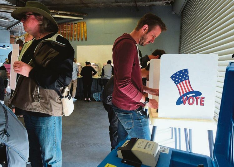 Kalifornialaiset äänestivät presidentinvaaleissa Hillary Clintonia ja hyväksyivät kansanäänestyksessä lakialoitteen, joka laillistaa kannabiksen käytön ja myynnin. Kuvassa äänestäjiä Venice Beachissä.