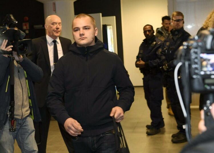 Asema-aukion törkeästä pahoinpitelystä ja törkeästä kuolemantuottamuksesta epäilty Jesse Torniainen saapui Helsingin käräjäoikeuteen 21. joulukuuta 2016.
