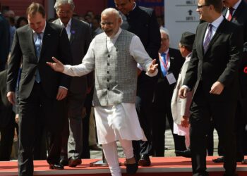 Pääministeri Juha Sipilä (oik.) vienninedistämismatkallaan Intiassa.