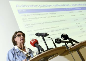 Liikenne- ja viestintäministeri Anne Berner esitteli torstaina ministeriön selvitystä liikenneverkkoyhtiöstä.