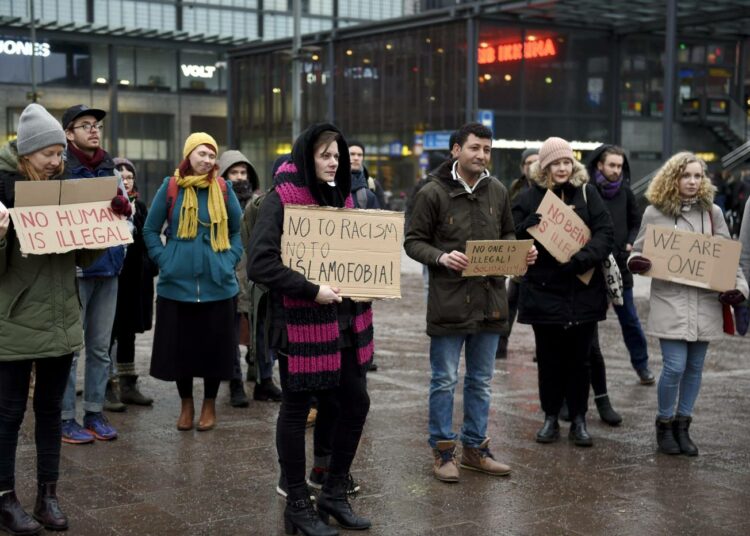 Helsingissä osoitettiin mieltä presidentti Donald Trumpin asettamaa maahantulokieltoa vastaan 30. tammikuuta.