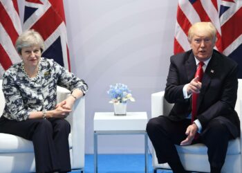 Poliittisen farssin tekijät Theresa May ja Donald Trump.