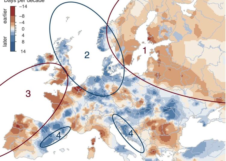 Tulvien ajankohtien muuttuminen Euroopassa, 1960-2010. Väri kertoo ajankohdan muuttumisesta (kuinka monta päivää vuosikymmentä kohti). Kartassa on merkitty alueita, joilla ajankohtien muuttumisella on erilaiset taustat. Alue 1: Koillis-Eurooppa (aikaisempi lumien sulaminen); Alue 2: Pohjanmeri (myöhäisemmät talvimyrskyt); Alue 3: Länsi-Eurooppa Atlantin rannikolla (aikaisempi maan kosteuden maksimi); Alue 4 tietyt osat Välimeren rannalla (Atlantin voimakkaampi vaikutus talvisin).