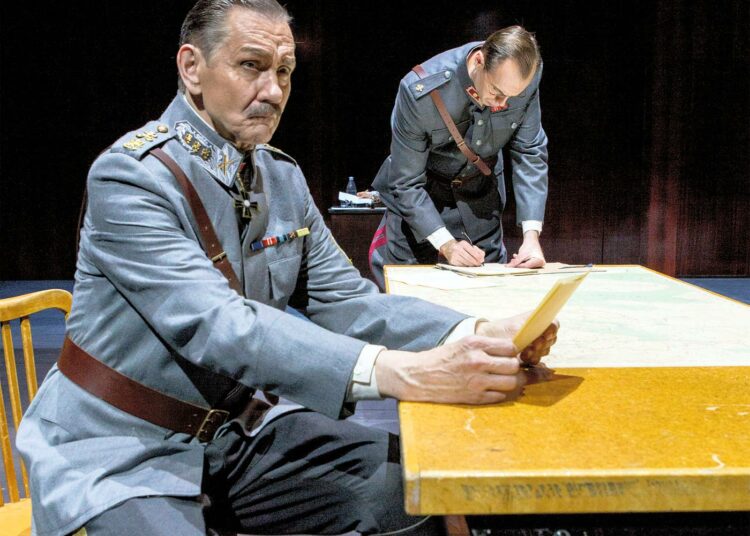 Asko Sarkola esittää Mannerheimia Helsingin kaupunginteatterin uutuusnäytelmässä.