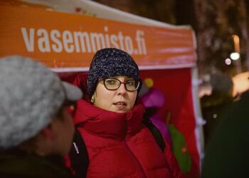Sää ei suosinut Merja Kyllösen vaalitelttailua.