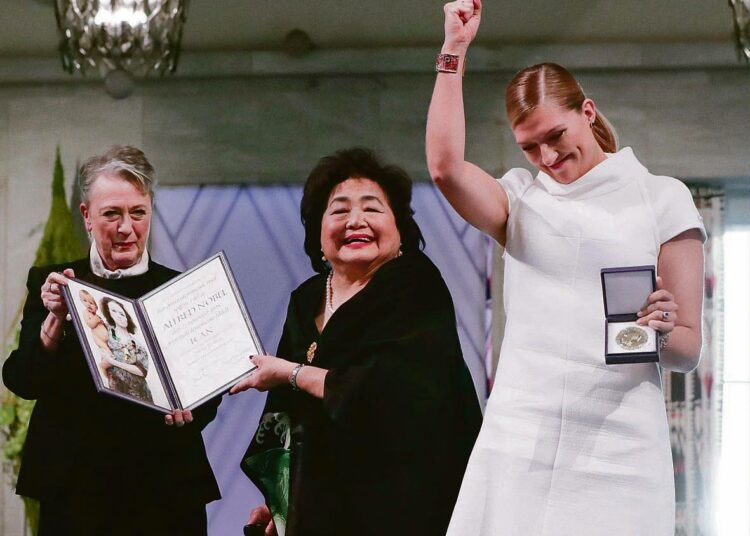 Norjan Nobel-komitean puheenjohtaja Berit Reiss-Andersen (vas.) luovutti vuoden 2017 rauhanpalkinnon ydinaseita vastaan kampanjoivan ICAN-järjestön johtajalle Beatrice Fihnille (oik.). Keskellä Hiroshiman pommista selvinnyt Setsuko Thurlow.