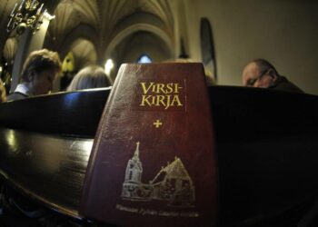 Kirkon palkkaneuvottelut keskeytyivät maanantaina kiistaan palkankorotuksista.