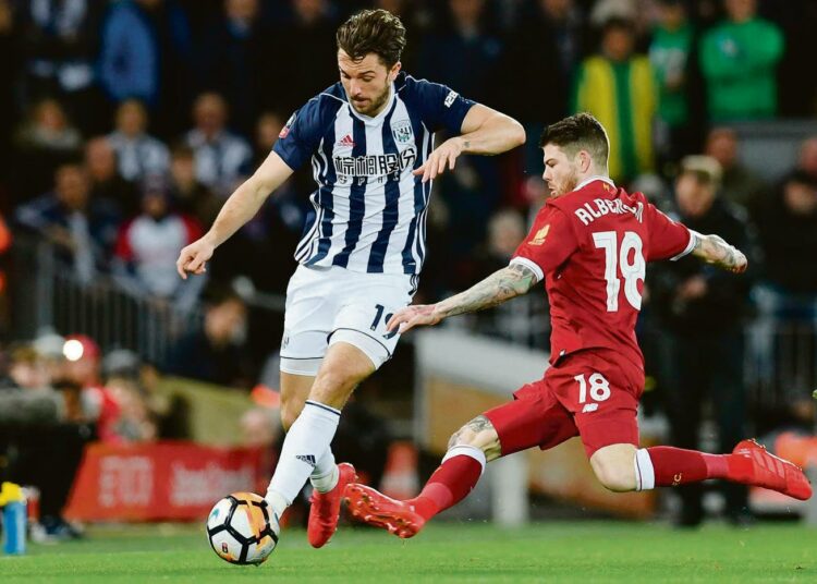 West Bromwitchin mahdollisuus säilyttää sarjapaikkansa riippuu paljon joukkueen parhaan maalintekijän,  Jay Rodriguezin (vas.), onnistumisista. Oikealla Liverpoolin Alberto Moreno.