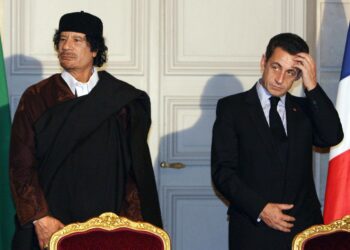 Muammar Gaddafi ja Nicolas Sarkozy joulukuulta 2010 peräisin olevassa kuvassa.