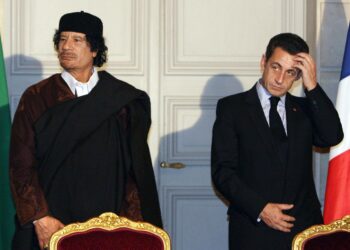 Muammar Gaddafi ja Nicolas Sarkozy joulukuulta 2010 peräisin olevassa kuvassa.