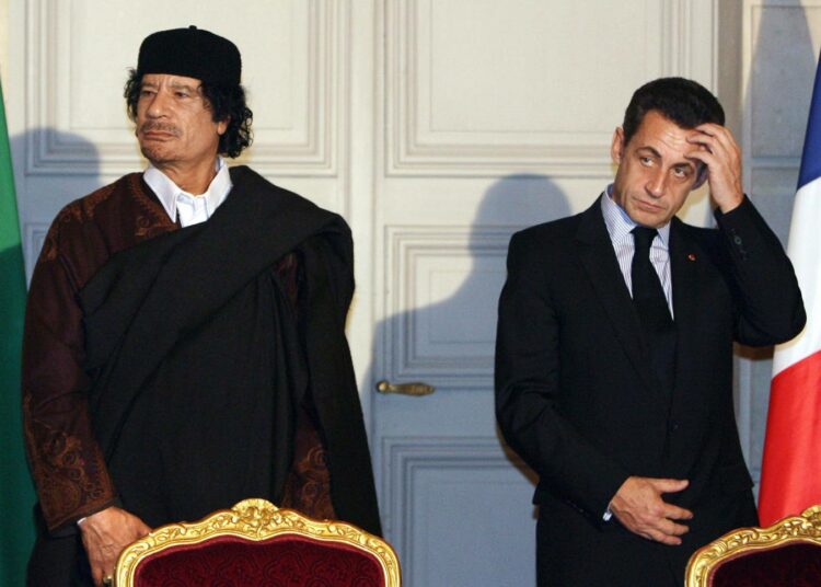 Muammar Gaddafi ja Nicolas Sarkozy joulukuulta 2010 peräisin olevassa kuvassa.