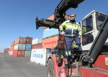 - Työ on koneiden tehojen ja nostokyvyn kasvun myötä keventynyt fyysisesti eli perusterve mies tai nainen pärjää, kertoo porilainen ahtaaja Kimmo Kottonen.